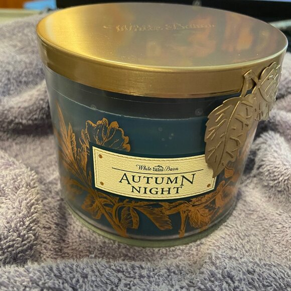 Bath & Body Works / White Barn ~ Autumn Night ~ 3 Wick Candle ~ RARE ~ 14.5 oz - Picture 1 of 4